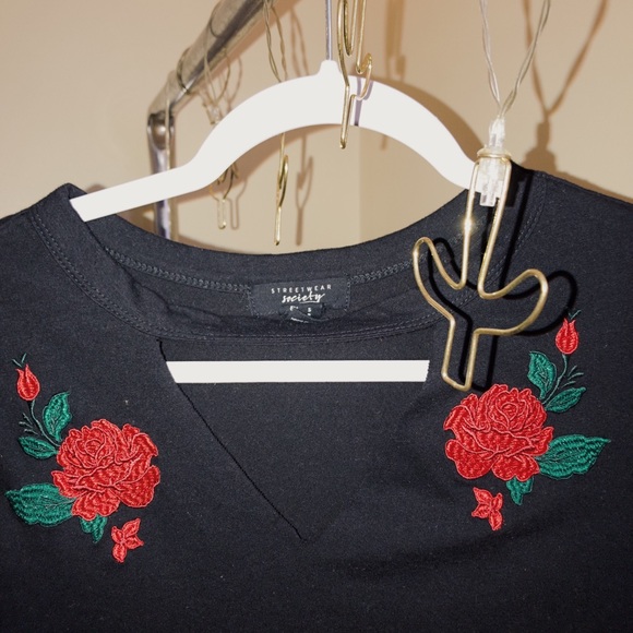 Rose detailed v-neck - Picture 1 of 2